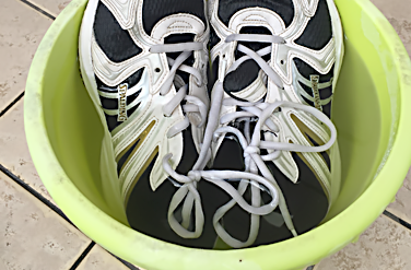 靴全体が浸かっている状態で60～120分漬け置きにします。